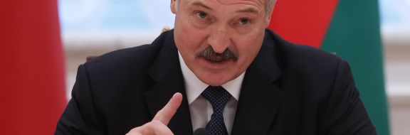 Лукашенко заявил, что попал в золотой фонд Белоруссии, переболев коронавирусом