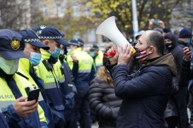 В Грузии активисты устроили «коридор позора» для новых депутатов парламента