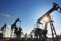 Нефть впервые с марта 2020-го поднялась до 53 долларов