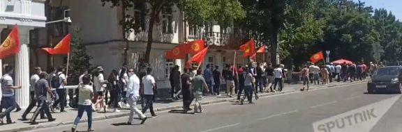 В Бишкеке сторонники арестованного Омурбека Бабанова митингуют у СИЗО ГКНБ