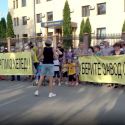 Жители Алматы вышли на митинг с плакатами, протестуя против соседства с цементным заводом.