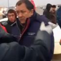 Автомобиль акима Мангистау остановили митингующие по дороге из аэропорта