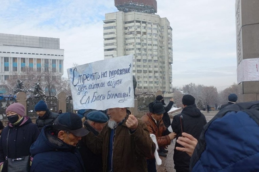 В Алматы на несанкционированный траурный митинг вышло две сотни человек