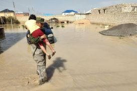 В Жанаозене откачали воду на 15 улицах и осушили 10 дворов